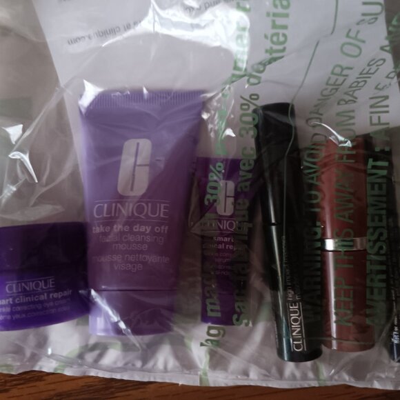 *Price Drop* New Clinique Cosmetic Bag with 6 small items. - Picture 2 of 3